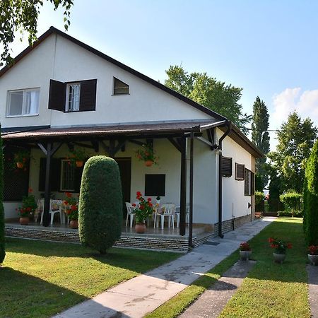 فيلا Rozsa Nyaralohaz Balatonboglár المظهر الخارجي الصورة