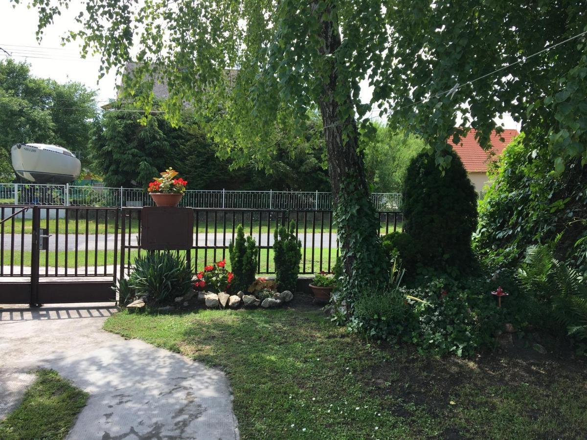فيلا Rozsa Nyaralohaz Balatonboglár المظهر الخارجي الصورة