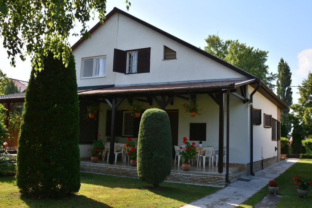 فيلا Rozsa Nyaralohaz Balatonboglár المظهر الخارجي الصورة