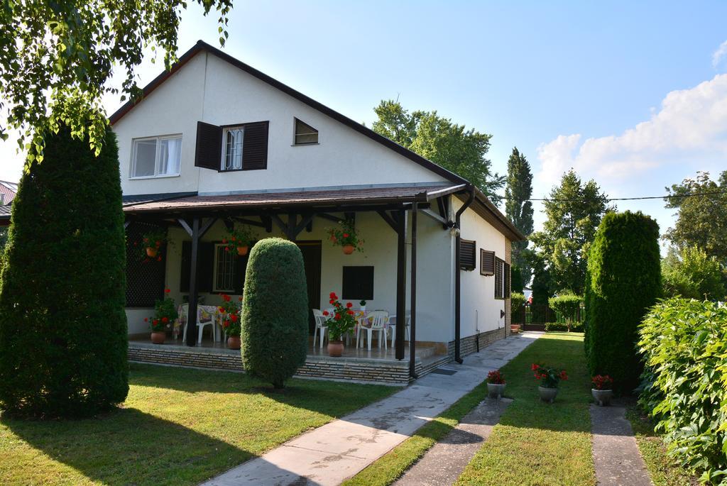 فيلا Rozsa Nyaralohaz Balatonboglár المظهر الخارجي الصورة