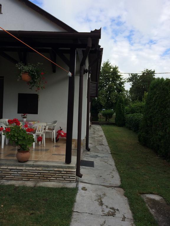فيلا Rozsa Nyaralohaz Balatonboglár المظهر الخارجي الصورة