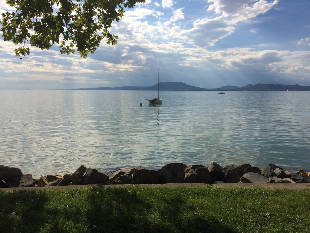 فيلا Rozsa Nyaralohaz Balatonboglár المظهر الخارجي الصورة